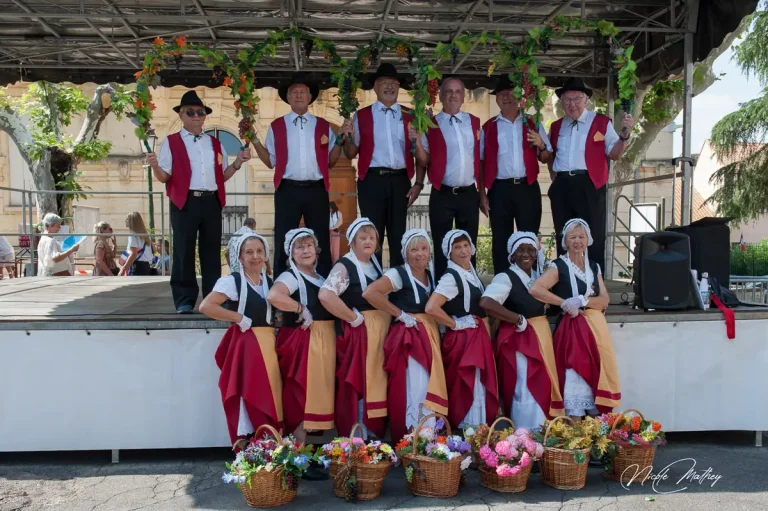 Groupe folklorique des Treilles Cazoulines pendant le défilé du 14 juillet à Cazouls les Béziers