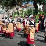 Le groupe folklorique déambule le 14 juillet sous les treilles