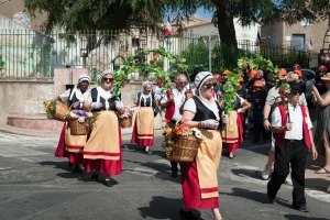 Le groupe folklorique déambule le 14 juillet sous les treilles