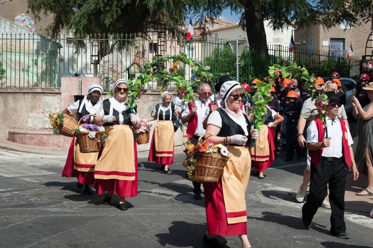 Le groupe folklorique déambule le 14 juillet sous les treilles