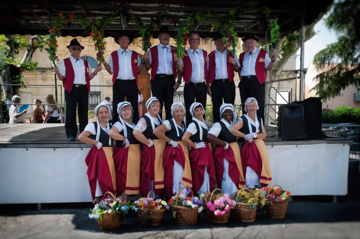 Les membres de l'association folklorique Les Treilles Cazoulines en costumes traditionnels