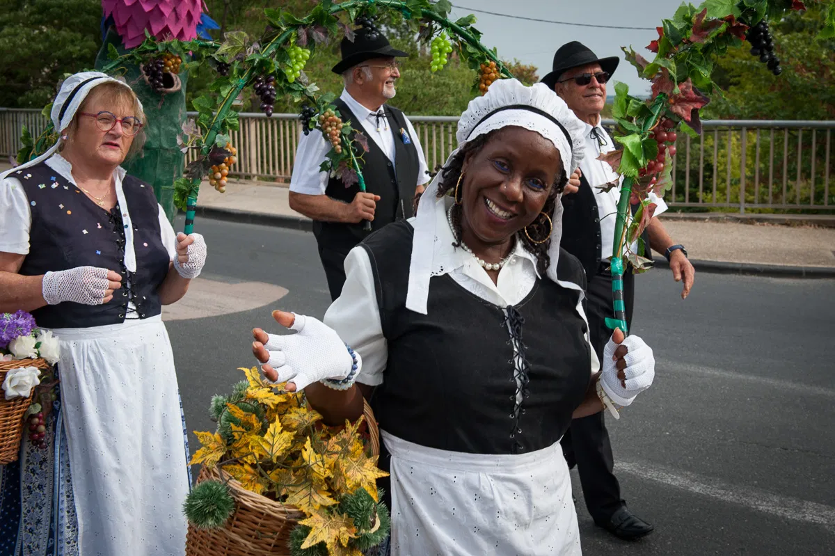 une danseuse tout sourire avec son panier fleuri