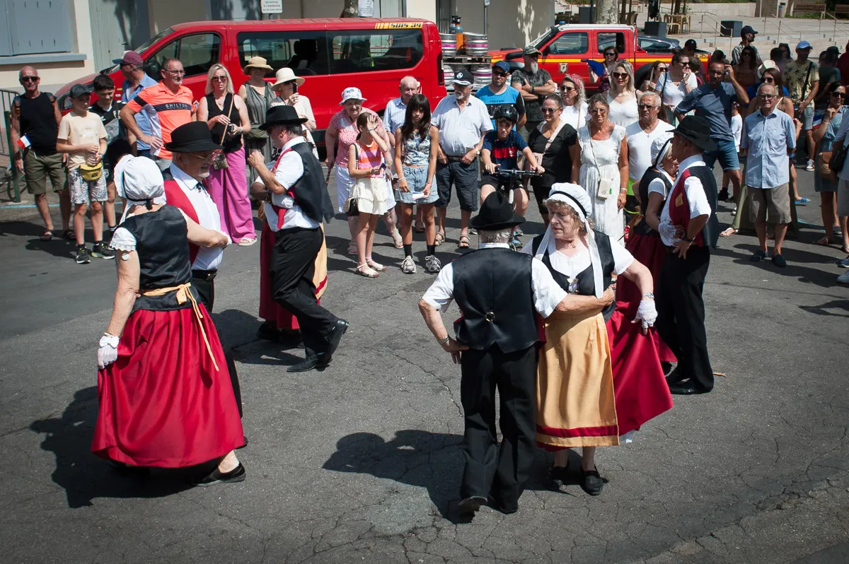 Rond des Treilles Cazoulines au milieu de la foule, un 14 juillet à Cazouls les Béziers