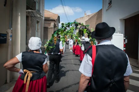 Les Treilles Cazoulines défile dans le village de Cazouls les Béziers un 14 juillet