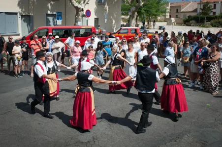 Les Treilles Cazoulines en costume,dansent au milieu de la foule, un 14 juillet à Cazouls les Béziers