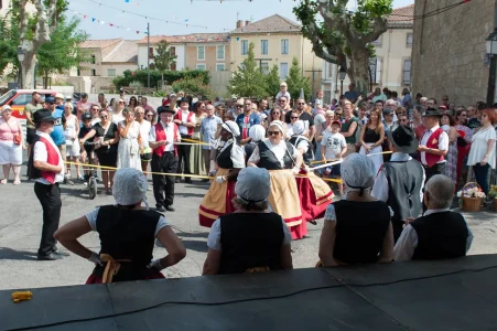 danse des rubans au milieu de la foule, un 14 juillet à Cazouls les Béziers